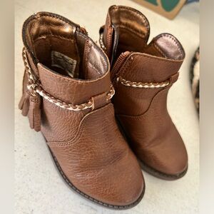 Oshkosh girls boots size 6 EUC